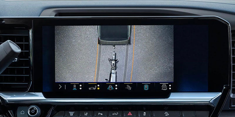2026 Silverado 2500HD gooseneck trailer camera view on the centre touchscreen
